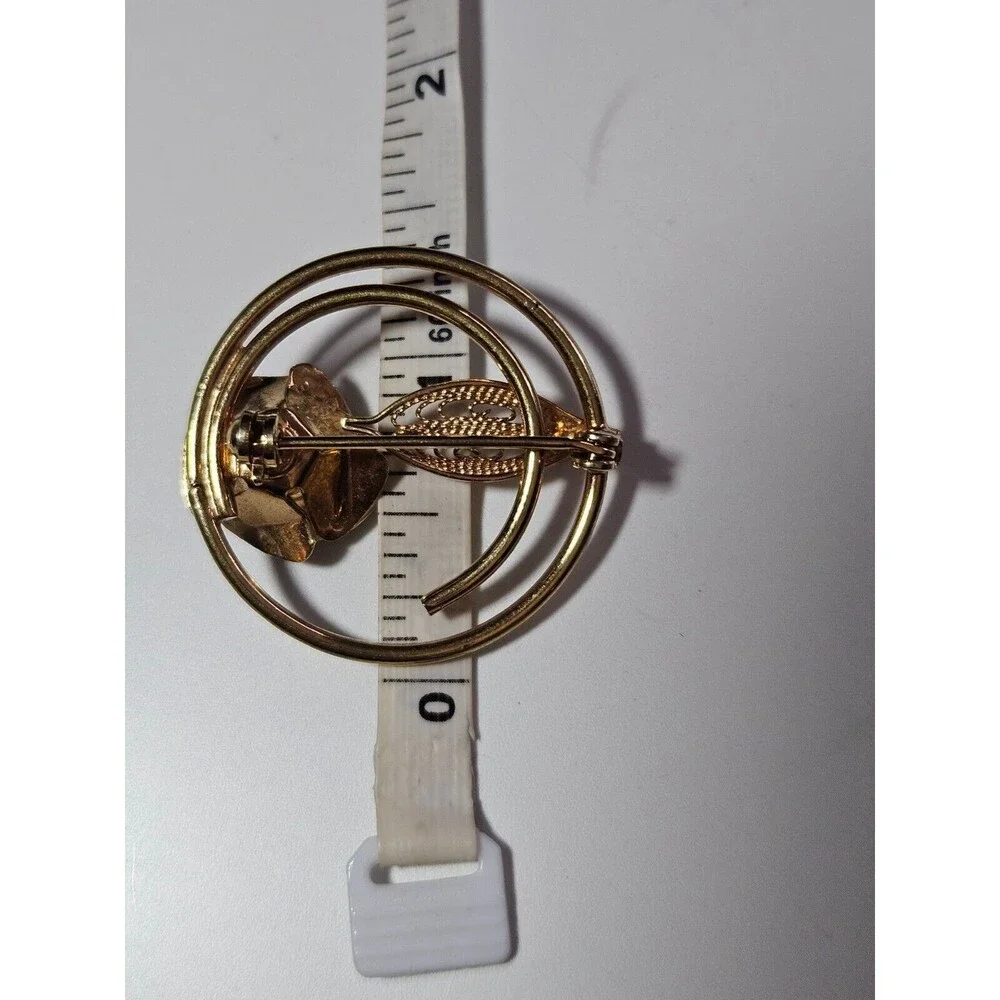 Vintage Sarah Coventry gold tone circular brooch